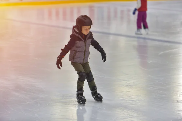 Schattige Kleine Jongen Winterkleren Met Beveiligingen Schaatsen Ijsbaan — Stockfoto