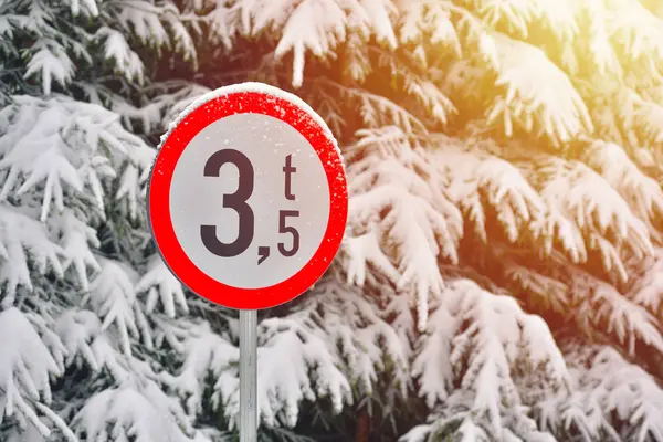 Дорожный Знак Ограничение Автомобилей Весом Зимняя Среда — стоковое фото