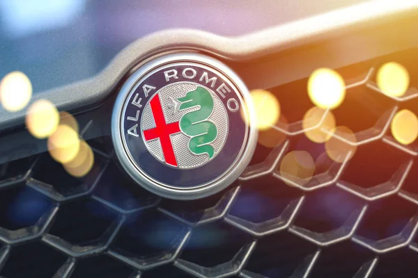 Galati, Romanya - 2 Eylül 2017: bir otomobil gösterisi görüntülenen Alfa Romeo araba ön logo. Alfa Romeo bir otomobil üreticisidir