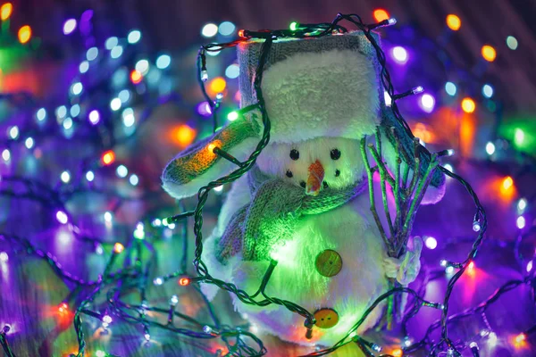 Pequeno Boneco Neve Brinquedo Fundo Colorido Luzes Natal — Fotografia de Stock