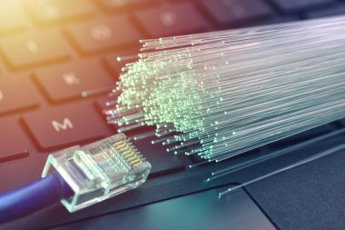 Fiber optik mavi, ethernet ve klavye ile arka plan, sıcak Mercek parlaması kapat