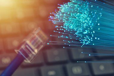 Fiber optik mavi, ethernet ve klavye ile arka plan, sıcak Mercek parlaması kapat
