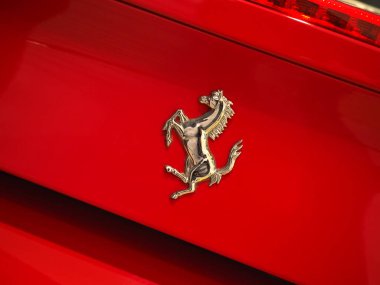 Bucharest, Romanya - 03 Şubat 2019. Kırmızı Ferrari 488 Gtb showroom. Hızlı İtalyan spor araba
