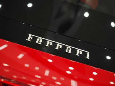 Bucharest, Romanya - 03 Şubat 2019. Kırmızı Ferrari 488 Gtb showroom. Hızlı İtalyan spor araba