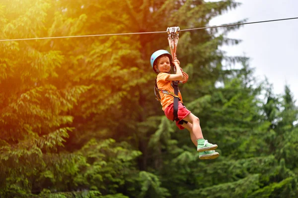 Niño Feliz Con Casco Arnés Tirolina Entre Árboles — Foto de Stock