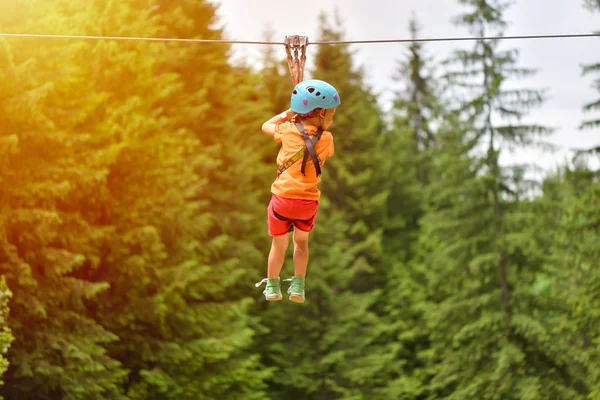 Enfant Heureux Avec Casque Harnais Sur Tyrolienne Entre Les Arbres — Photo