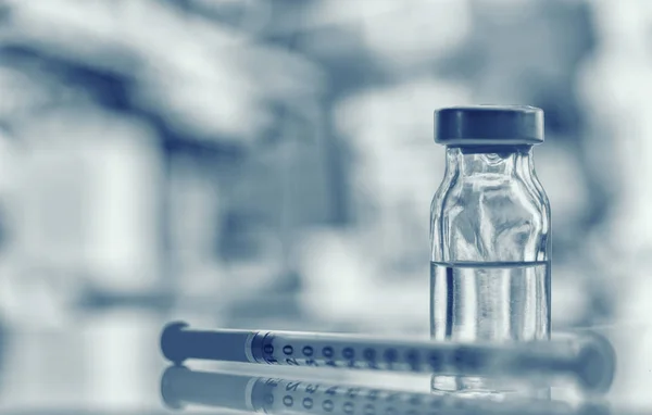 Närbild Medicin Injektionsflaska Eller Influensa Mässling Vaccin Flaskan Med Sprutan — Stockfoto