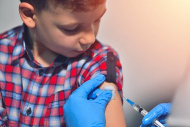 Yakın çekim yakışıklı doktor veya hemşire hastaya şırınga enjekte üst kol istimal tedavi için aşı vardır. Doktor iğne bir hastaya verilmesi