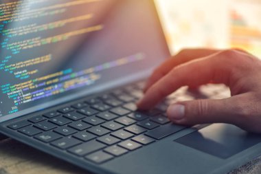 Ekranda, closeup kodlama eller html kodlama ve programlama ekran laptop, web geliştirme, geliştirici