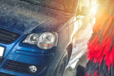 Otomatik oto yıkama eylem. Oto yıkama kavramı. Otomatik teknoloji