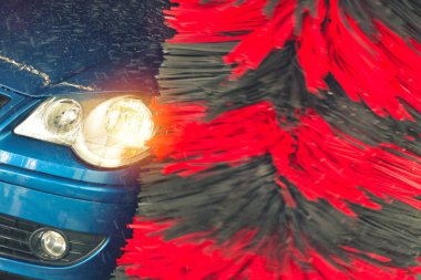 Otomatik oto yıkama eylem. Oto yıkama kavramı. Otomatik teknoloji