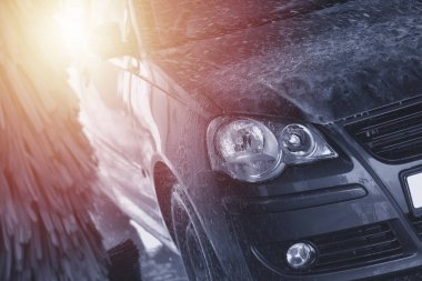 Otomatik oto yıkama eylem. Oto yıkama kavramı. Otomatik teknoloji