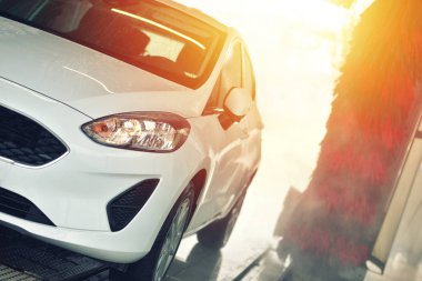 Otomatik oto yıkama eylem. Oto yıkama kavramı. Otomatik teknoloji