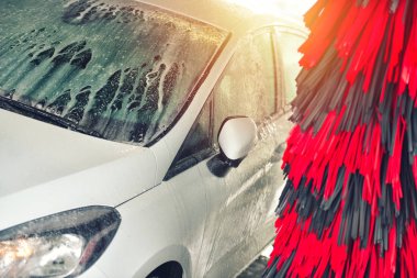 Otomatik oto yıkama eylem. Oto yıkama kavramı. Otomatik teknoloji