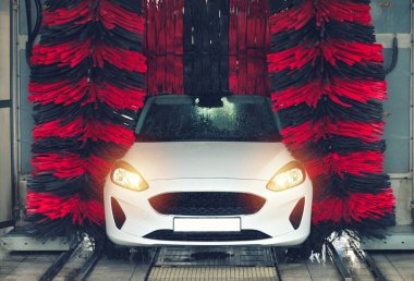 Otomatik oto yıkama eylem. Oto yıkama kavramı. Otomatik teknoloji