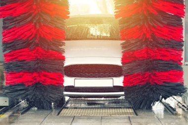 Otomatik oto yıkama eylem. Oto yıkama kavramı. Otomatik teknoloji