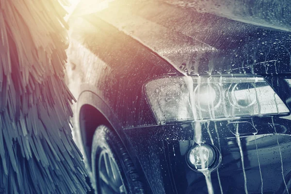 Automatische wasstraat in actie. Car wash concept. Geautomatiseerde technologie — Stockfoto