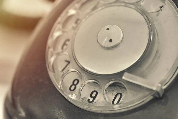 Close-up retro vuile telefoon dial-plaat met onscherpe achtergrond — Stockfoto