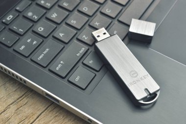 Galati, Romanya - 15 Mart 2019: Kingston ultra güvenli Usb birden parlamak götürmek laptop ahşap masa üzerinde bağlı demir, yakın çekim