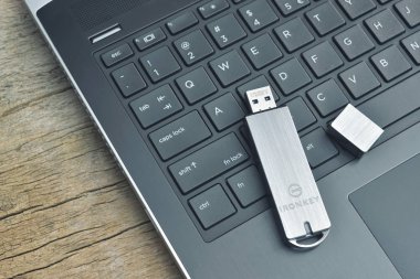 Galati, Romanya - 15 Mart 2019: Kingston ultra güvenli Usb birden parlamak götürmek laptop ahşap masa üzerinde bağlı demir, yakın çekim