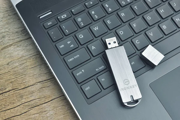 Galati, rumänien - märz 15, 2019: nahaufnahme von kingston ironkey ultra-sichere usb-flash-laufwerk verbunden mit laptop auf holztisch — Stockfoto