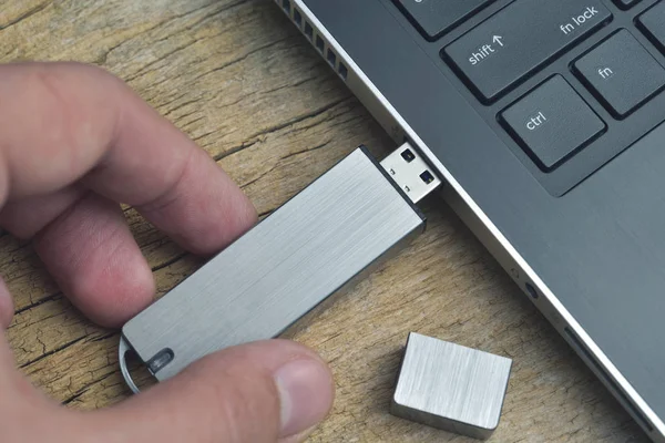 Nahaufnahme von Metall-USB-Stick mit Laptop auf Holz Schreibtisch verbunden — Stockfoto