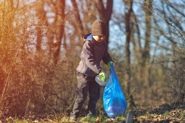 Recycle waste litter rubbish garbage trash junk clean training. Nature cleaning, volunteer ecology green concept. Young men and boys pick up spring forest at sunset. Environment plastic pollution — Stock Photo, Image