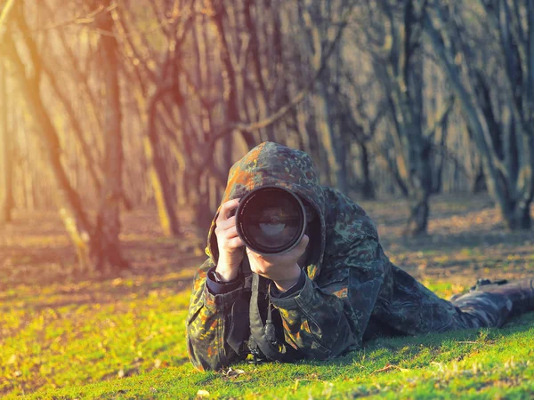 Vahşi hayat, doğa adam fotoğrafçı kamuflaj kıyafeti silah, fotoğraf çekimi — Stok fotoğraf