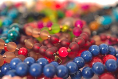 Karışık renkler doğal taşlar veya cam mermerlerden yapılmış yakın çekim boncuklar