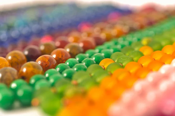 Gemengde kleuren kralen close-up gemaakt van natuurlijke stenen of glas knikkers — Stockfoto
