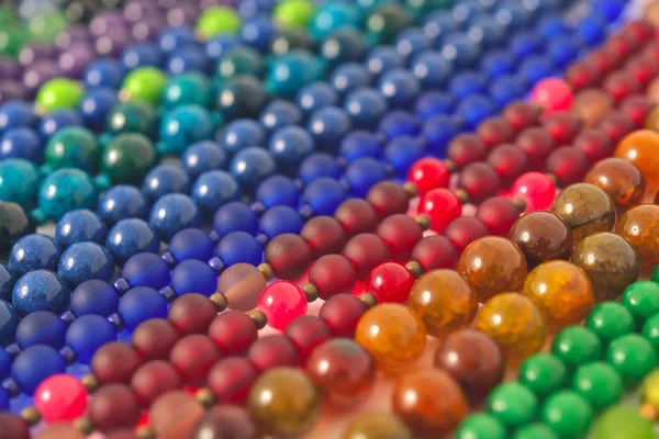 Gemengde kleuren kralen close-up gemaakt van natuurlijke stenen of glas knikkers — Stockfoto