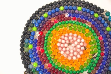 Karışık renkler doğal taşlar veya cam ma yapılmış yakın çekim boncuk