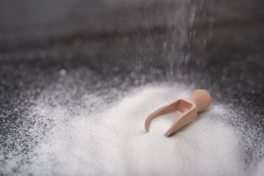 Ahşap arka plan üzerinde kabartma tozu ile plaka