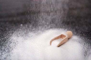 Ahşap arka plan üzerinde kabartma tozu ile plaka