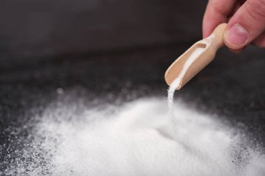 Ahşap arka plan üzerinde kabartma tozu ile plaka