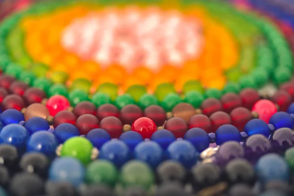 Gemengde kleuren kralen close-up gemaakt van natuurlijke stenen of glas ma — Stockfoto