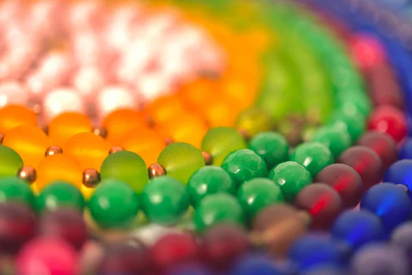 Gemengde kleuren kralen close-up gemaakt van natuurlijke stenen of glas ma — Stockfoto
