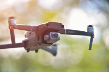 Galati, Romanya - 20 Nisan 2019: Dji Mavic 2 Pro, Hasselblad kamerasıyla parlak gün ışığında bir forrest içinde geziniyor