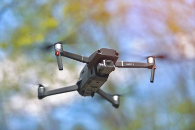 Galati, Romanya - 20 Nisan 2019: Dji Mavic 2 Pro, Hasselblad kamerasıyla parlak gün ışığında bir forrest içinde geziniyor