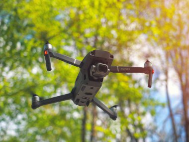 Galati, Romanya - 20 Nisan 2019: Dji Mavic 2 Pro, Hasselblad kamerasıyla parlak gün ışığında bir forrest içinde geziniyor