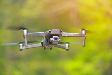 Galati, Romanya - 20 Nisan 2019: Dji Mavic 2 Pro, Hasselblad kamerasıyla parlak gün ışığında bir forrest içinde geziniyor