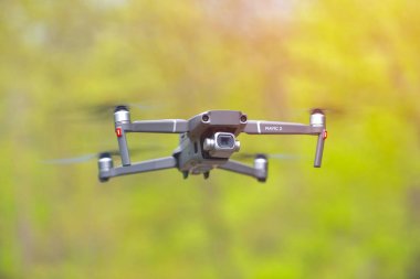 Galati, Romanya - 20 Nisan 2019: Dji Mavic 2 Pro, Hasselblad kamerasıyla parlak gün ışığında bir forrest içinde geziniyor