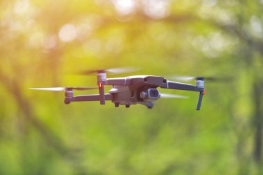 Bir forrest içinde uçan kamera ile Uçan drone, doğal arka plan