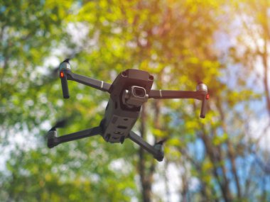 Bir forrest içinde uçan kamera ile Uçan drone, doğal arka plan