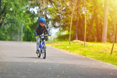 Bir bicyc ile açık parkta eğlenmek 5 yıllık Mutlu çocuk çocuk