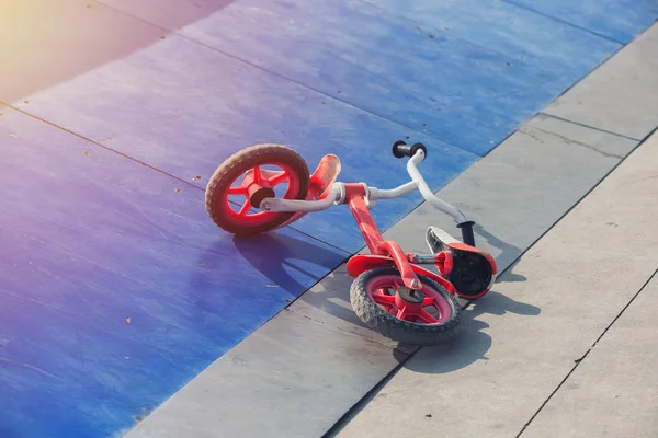 Mały dziecięcy rower w dół na rampie skateparku — Zdjęcie stockowe