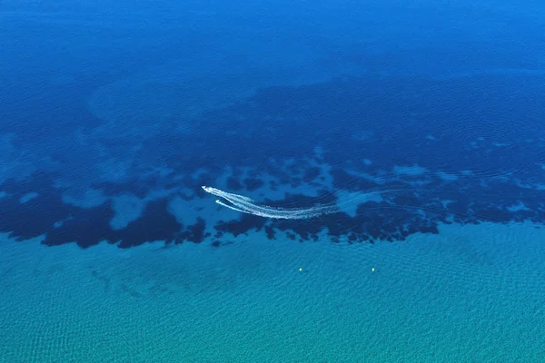 Hareket halindeki sürat teknesinin hava görüntüsü. Su taşımacılığı ve yaz tatili etkinliği. — Stok fotoğraf