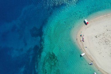 Berrak su, kumlu kıyı ve Caretta-Caretta deniz kaplumbağalarının doğal kuluçka hanesi, Zakynthos, Yunanistan'ın ikonik küçük ıssız Marathonisi adasının havadan insansız hava aracı görünümü