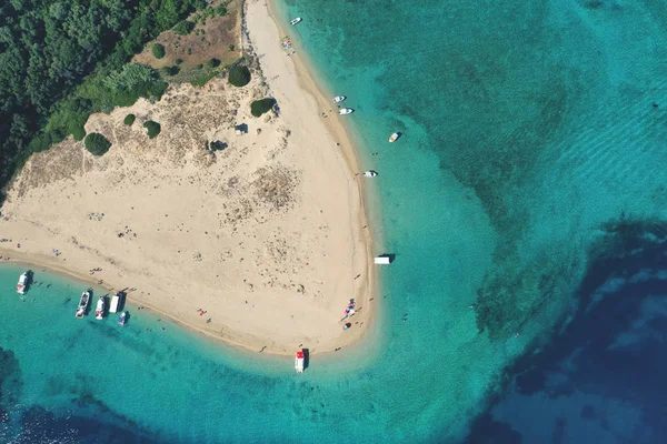 Berrak su kumlu kıyısı ve Caretta-Caretta deniz kaplumbağalarının doğal kuluçkahanesi, Zakynthos adası, İyonya, Greec ile ikonik küçük ıssız Marathonisi adasının havadan insansız hava aracı görünümü — Stok fotoğraf