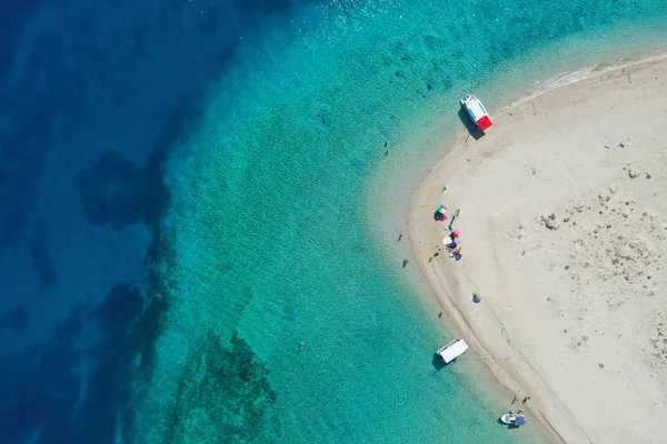 Vista aérea do drone da icónica pequena ilha desabitada de Marathonisi com água limpa, costa arenosa e incubatório natural de tartarugas marinhas Caretta-Caretta, Zakynthos, Grécia — Fotografia de Stock